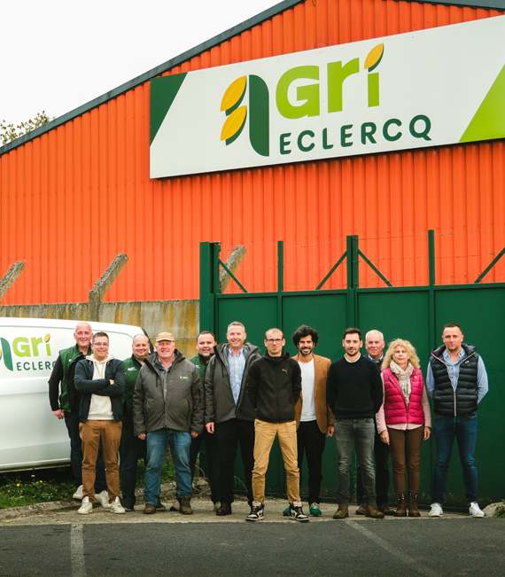 L'équipe Agri Leclercq devant le dépôt de Lislet